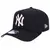 Boné preto da New Era com logo dos Yankees em destaque na frente.