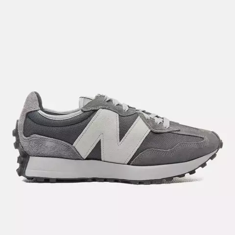 Tênis New Balance 327V1 na cor cinza, com design moderno e detalhes em camurça.