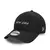 Boné preto New Era Tech 9Forty com logotipo em relevo e aba curva.