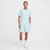 Homem usando shorts Nike Club Flow e camiseta azul clara, com tênis brancos e meias Nike.