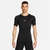 Camiseta Nike Pro Tight preta, modelo justo, usada por um homem com cabelo curto e encaracolado.