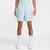 Shorts Nike Club Flow na cor azul claro, modelo masculino, com elástico na cintura e detalhes em logo.