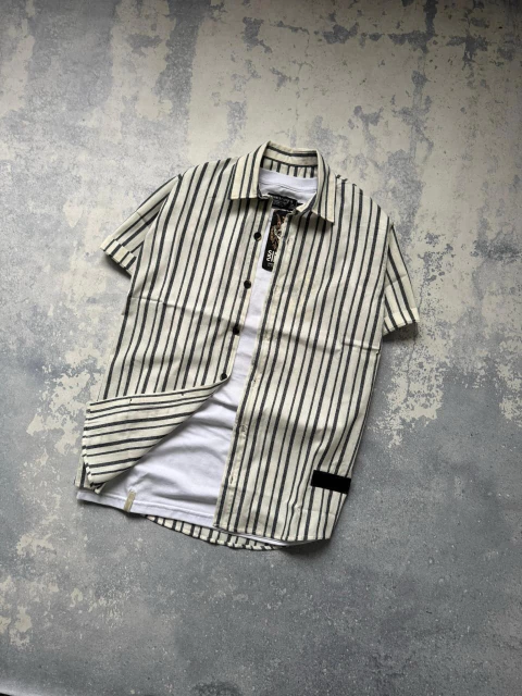 Camisa de manga corta, remera y bermuda