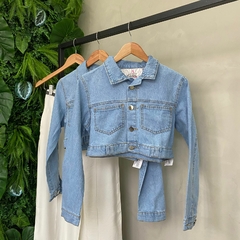JAQUETA JEANS MAIS CLARA BOLSOS - Gringa Store