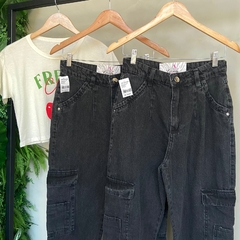 CALÇA JEANS MOM CARGO BLACK ESTONADA- na internet