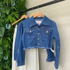 JAQUETA JEANS MAIS ESCURA DESFIADA NA BARRA- - Gringa Store
