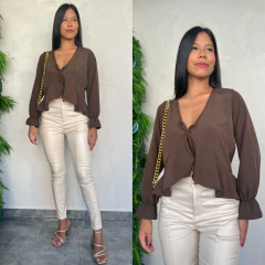 CALÇA SKINNY COURO FAKE BOLSO-