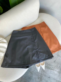 4,5- SHORTS SAIA COURO FAKE FENDA-
