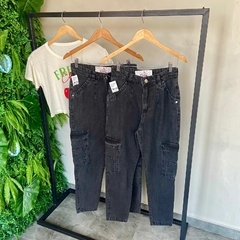 CALÇA JEANS MOM CARGO BLACK ESTONADA- na internet