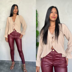 CALÇA SKINNY COURO FAKE BOLSO-