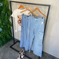 CALÇA JEANS WIDE LEG CARGO COSTURA FRENTE CLARA- - Gringa Store