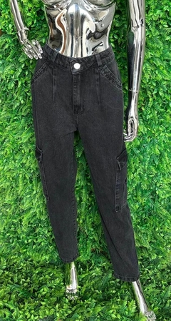 CALÇA JEANS MOM CARGO BLACK ESTONADA- - comprar online