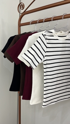 CAMISETA PAOLA LISTRADA na internet