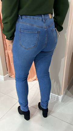 CALÇA JEANS SKINNY na internet