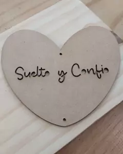 CORAZON SUELTA Y CONFIA 15 X 17 CM. CON PERFORACIONES