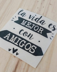 VINILO LA VIDA ES MEJOR CON AMIGOS (8 X 8 CM). - comprar online