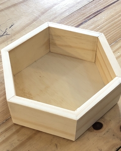 BANDEJA HEXAGONAL 6X17X19 CM