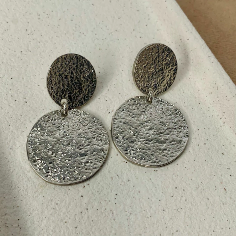 BRINCO DOIS CIRCULOS ESCOVADOS MEDIO NO PRATA - comprar online