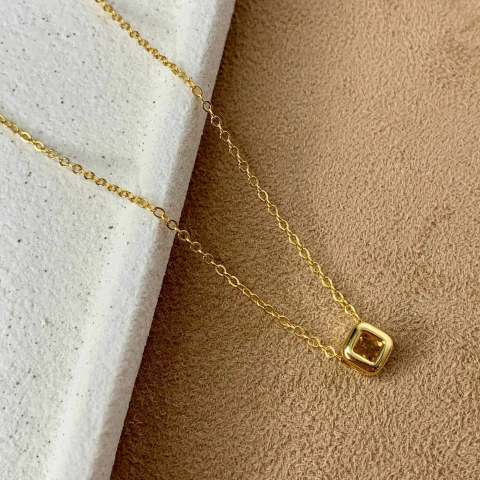 COLAR QUADRADO CITRINO PEQUENO DOURADO - comprar online