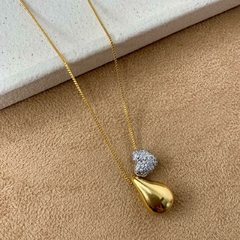 COLAR PINGENTE GOTA LISA E CORAÇÃO CRAVEJADO DOURADO - comprar online