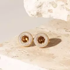 BRINCO BOTÃO REDONDO CRISTAL FUME BORDA CRAVEJADO DOURADO