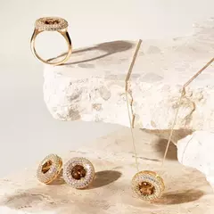 BRINCO BOTÃO REDONDO CRISTAL FUME BORDA CRAVEJADO DOURADO - comprar online