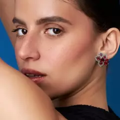 BRINCO DE FLOR VAZADO COM CRISTAIS E ZIRCÔNIAS RUBI na internet