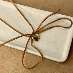 COLAR CHOKER COURINO COM PINGENTE CORAÇÃO DOURADO - comprar online