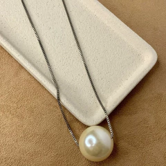 COLAR PINGENTE MAXI COM PÉROLA PRATEADO na internet