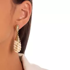 BRINCO PENDULO CONCHA RESINA DOURADO
