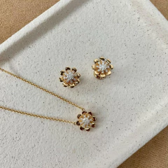 CONJUNTO MINI MARGARIDA MEIO ZIRC DOURADO na internet