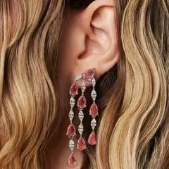 BRINCO PÊNDULO COM CRISTAIS DE GOTA E NAVETE RUBI na internet