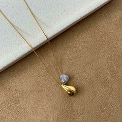 COLAR PINGENTE GOTA LISA E CORAÇÃO CRAVEJADO DOURADO na internet