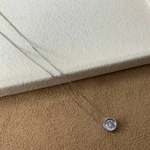 GARGANTILHA PONTO DE LUZ COM CAIXA MEDIA NO RODIO BRANCO - comprar online