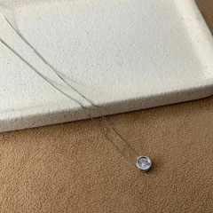 GARGANTILHA PONTO DE LUZ COM CAIXA MEDIA NO RODIO BRANCO na internet