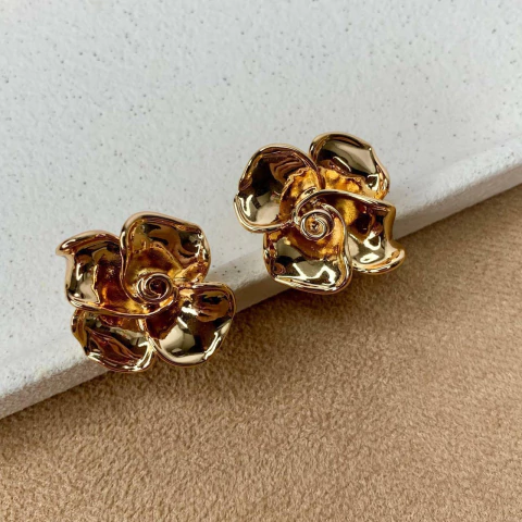 BRINCO FLOR TORCIDA DOURADO - comprar online