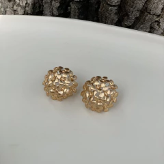 BRINCO BOTAO BUQUE MINI MARGARIDAS FOSCO DOURADO na internet