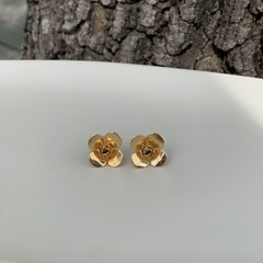BRINCO FLOR CAMADAS PEQUENO DOURADO - comprar online