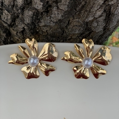 BRINCO FLOR ORGANICA MEIO PEROLA DOURADO na internet
