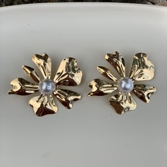 BRINCO FLOR ORGANICA MEIO PEROLA DOURADO - comprar online