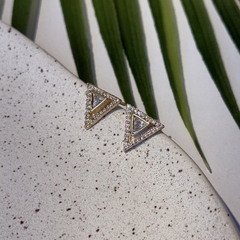 BRINCO TRIANGULO VAZADO BORDA ZIRCONIA DOURADO - comprar online