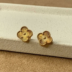 BRINCO TREVO FOSCO DOURADO - Carlota Acessórios