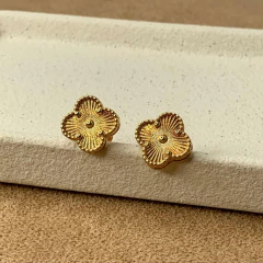 BRINCO TREVO FOSCO DOURADO - Carlota Acessórios