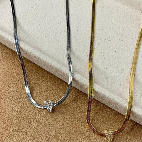 GARGANTILHA LAMINADA COM MINI CORAÇÃO CRAVEJADO - comprar online