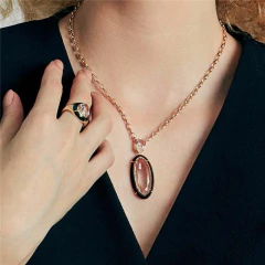 COLAR PINGENTE CRISTAL COM MOLDURA ESMALTADO - Carlota Acessórios