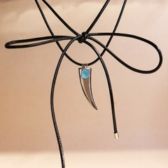 COLAR COURINHO PINGENTE DENTE LISO COM GOTA TURMALINA - comprar online