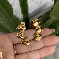 BRINCO EARCUFF 3 CORAÇÕES DOBRADURA DOURADO