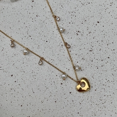 COLAR GARGANTILHA PÉROLA E ZIRCÔNIA PINGENTE CORAÇÃO DOURADO - comprar online