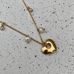 COLAR GARGANTILHA PÉROLA E ZIRCÔNIA PINGENTE CORAÇÃO DOURADO na internet