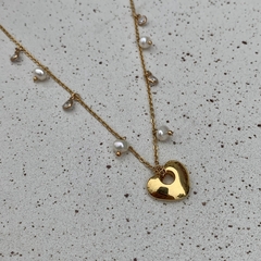 COLAR GARGANTILHA PÉROLA E ZIRCÔNIA PINGENTE CORAÇÃO DOURADO